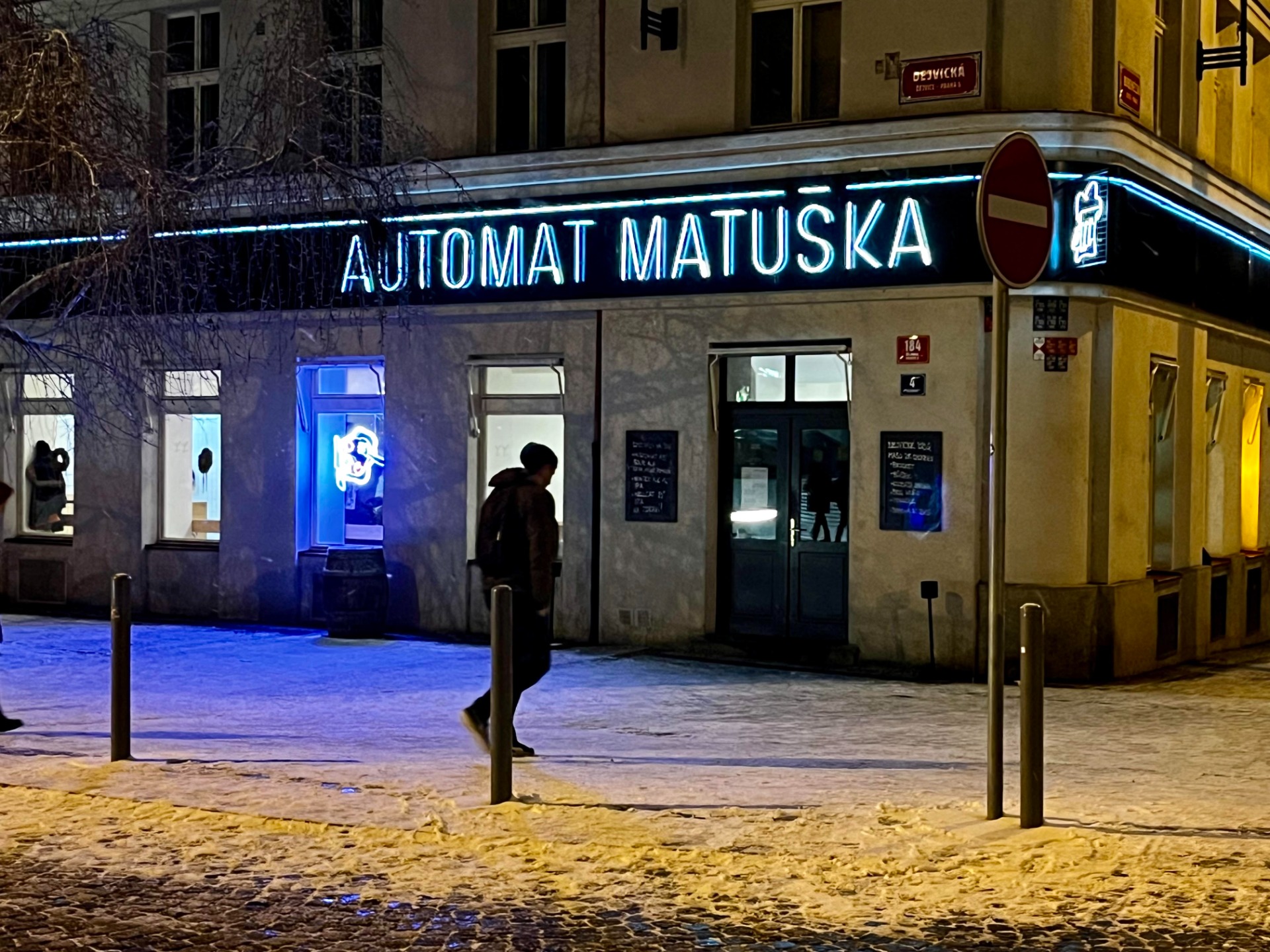 Automat Matuška edustaa nykyaikaista käsitystä prahalaisesta pubista. Kellarikerroksessa on nanopanimo, jossa pannaan 50-80 litran keittoja.