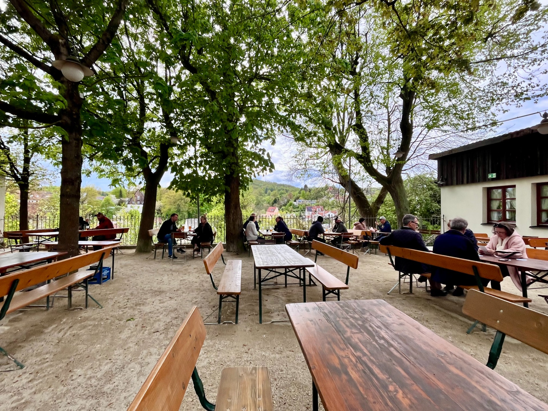 Kaupungin keskustasta Greifenklaun olutpuutarhaan päästäkseen on noustava pitkä mäki. 