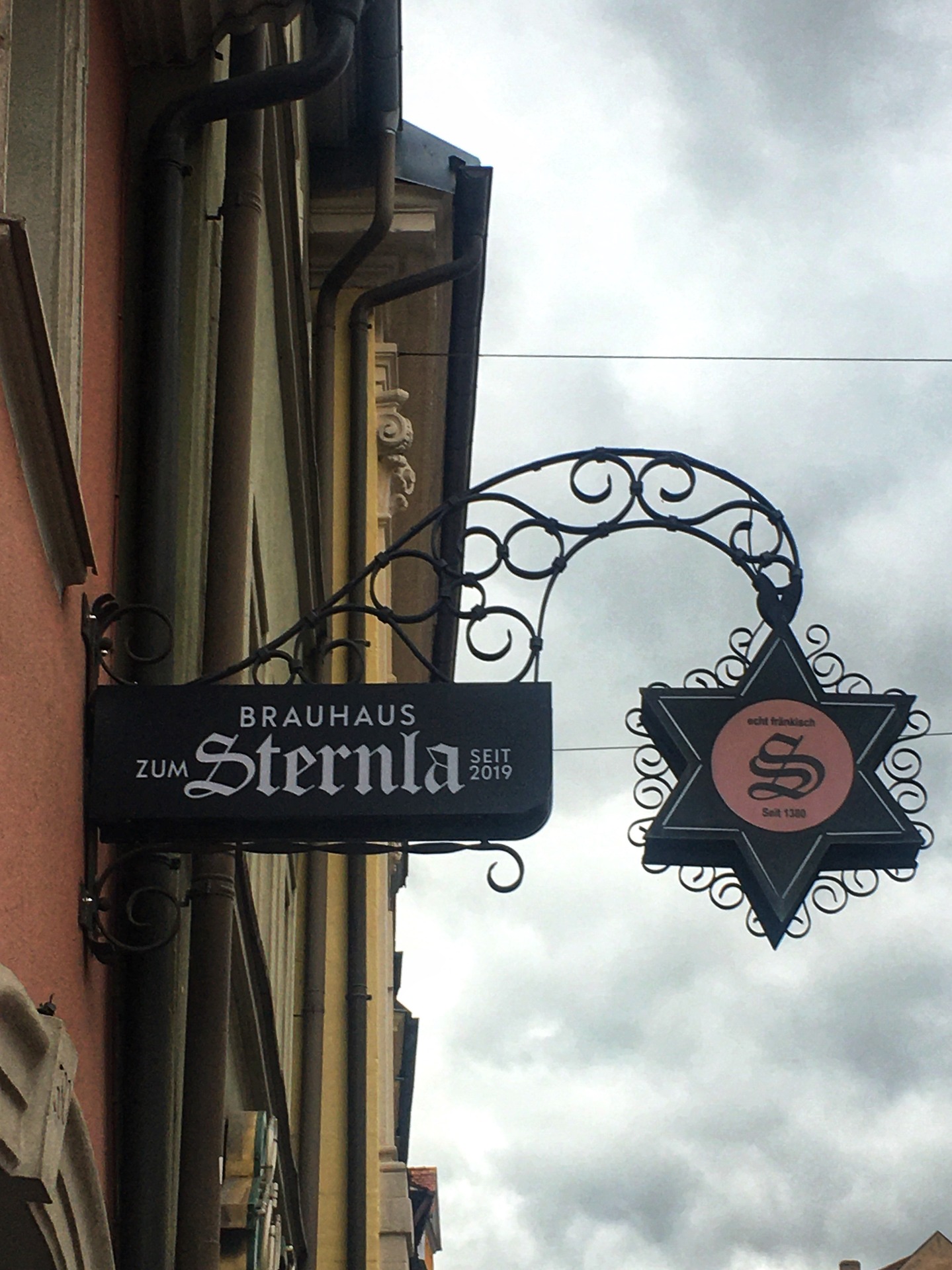 Brauhaus zum Sternla (Lange Straße 46) toimii keskeisen kauppakadun varrella rakennuksessa, jossa on jo 1300-luvun lopussa toiminut kievari. Sternlan tiloihin asennettiin (viimeksi) panimolaiteet 2019. Alkuhaparoinnin jälkeen tuotanto alkoi löytää uomansa. 