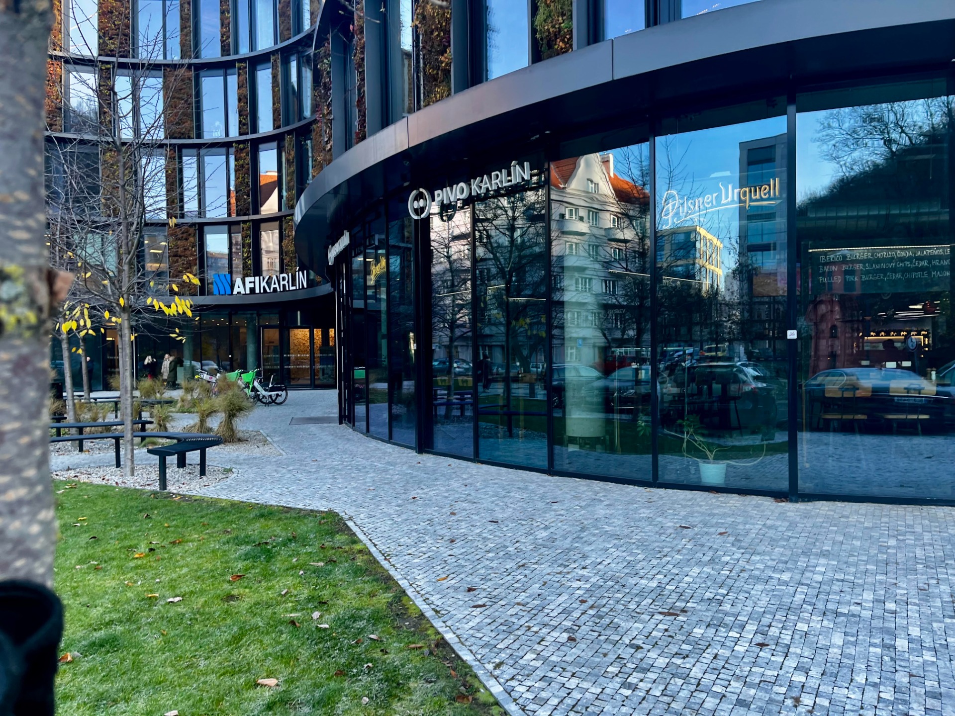 Karlin on alue, joka kärsi pahoin vuoden 2002 tulvassa. Nyt alueen neliöhinnat karkaavat asunnonostajilta. Pivo Karlin sijaitsee rakennuksessa, joka kuvaa hyvin alueen uudisrakentamista.  Alla Pivo Karlín 11° tanková  ja Pivo Karlin Black.