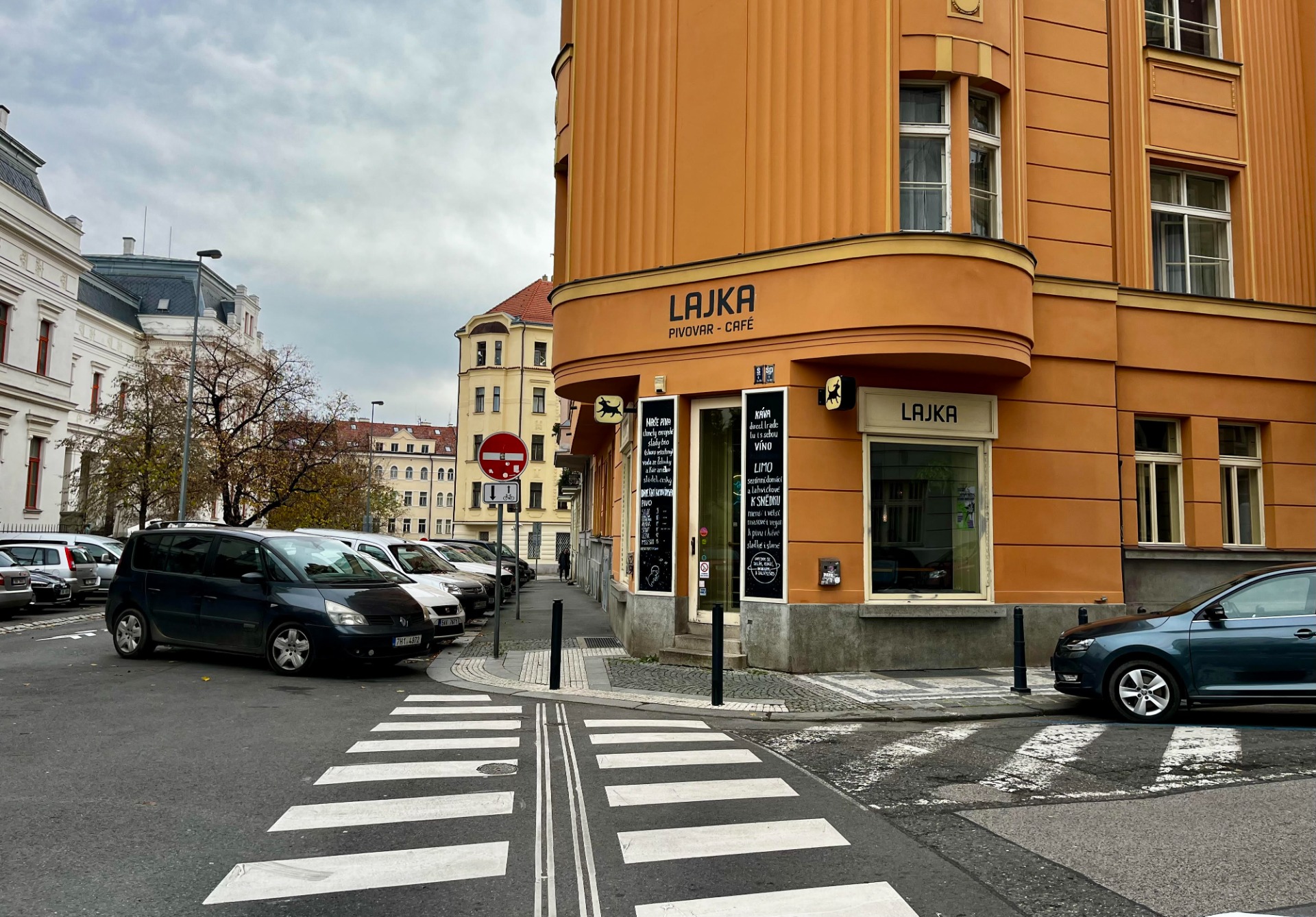 Cafe Lajka, U Akademie 366/11, 170 00 Praha 7-Bubeneč, Tšekki. Ma-pe 10:00 – 00:00 ja la-su 12:00 – 00:00.