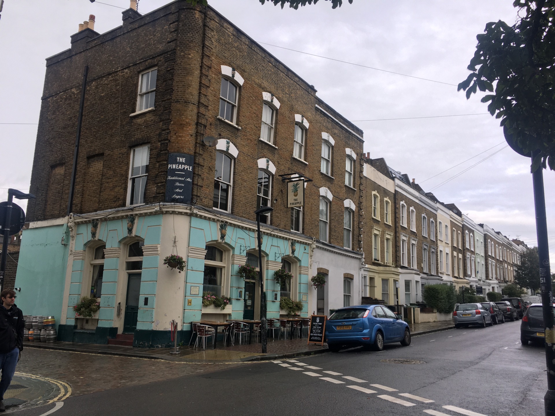 Lukuisat pubit boikotoivat työväenpuolueen edustajia. Lontoolainen The Pineapple ei tiettävästi ole liittynyt protestiin.  © Kari Ylänne