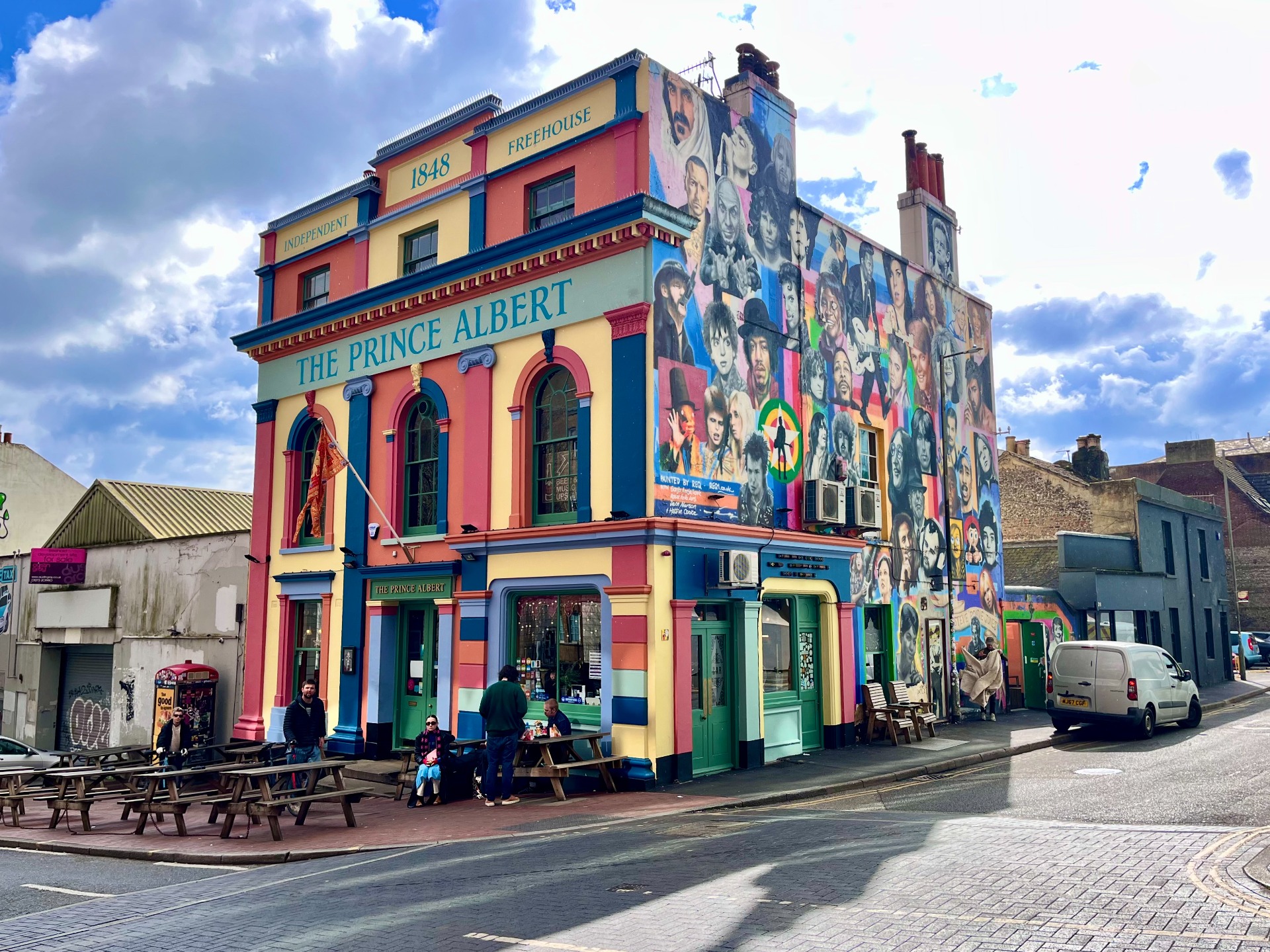 The Prince Albertin julkisivu on vaikuttava muutoinkin boheemilla alueella. 