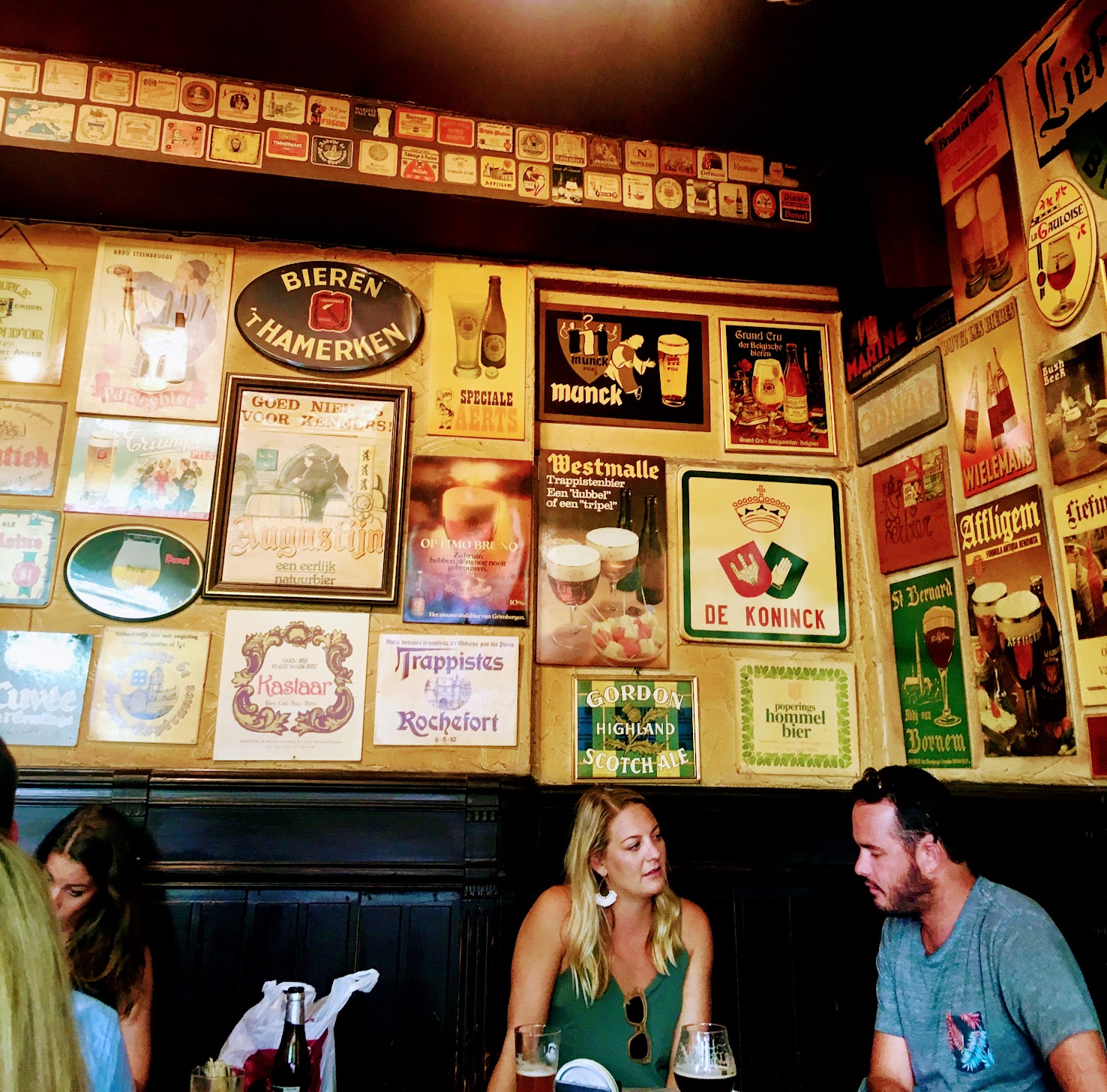 't Brugs Beertjen seinillä on runsaasti olutaiheisia muistoja menneiltä vuosikymmeniltä.