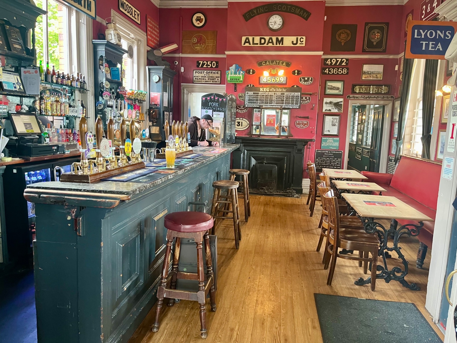 Stalybridge Buffet Bar on historiallinen, tunnelmallinen, kodikas, viihtyisä... Kaikkea sitä, mitä rautatieasemien baarit eivät yleensä ole. 