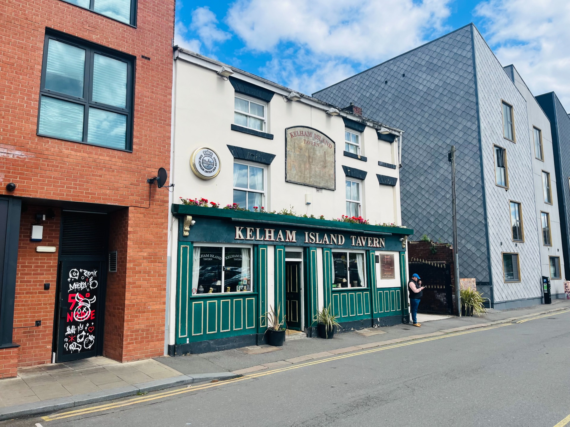 Uudehkojen asuinrakennusten puristukseen joutunut Kelham Island Tavern kilpailee vahvasti Sheffieldin parhaan pubin asemasta.