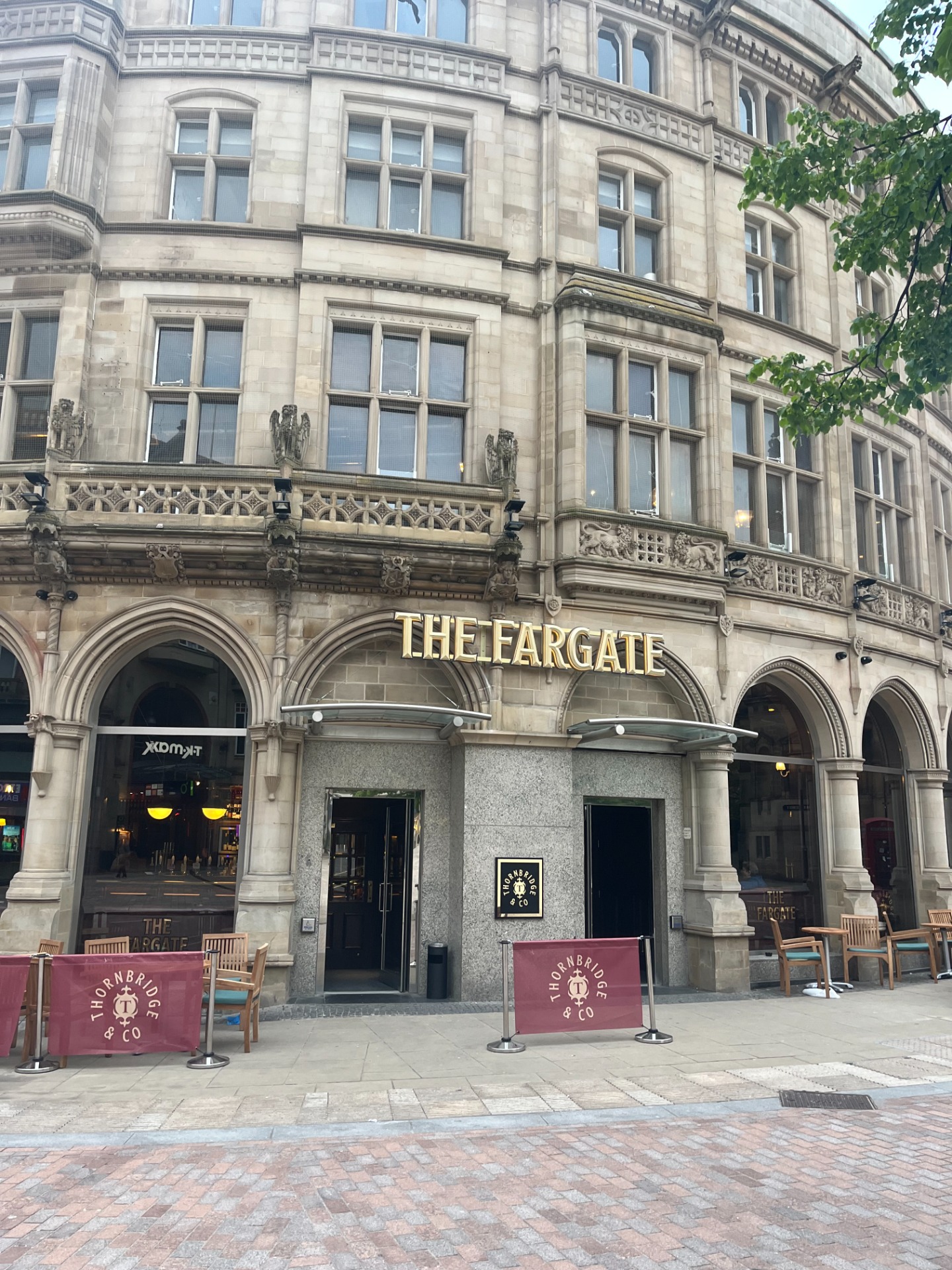Thornbridge on yhdessä Pivovarin kanssa avannut näyttäviä pubeja Sheffieldin lisäksi Lontoossa, Yorkissa, Birminghamissa ja Leedsissä.
