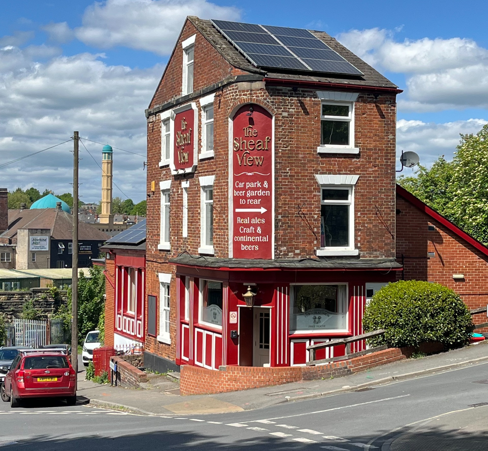 The Sheaf View sijaitsee alle kolmen kilometrin päässä Sheffieldin keskustasta. Kun Sheffield United pelaa Bramall Lanella, katunäkymä ei ole näin rauhaisa.