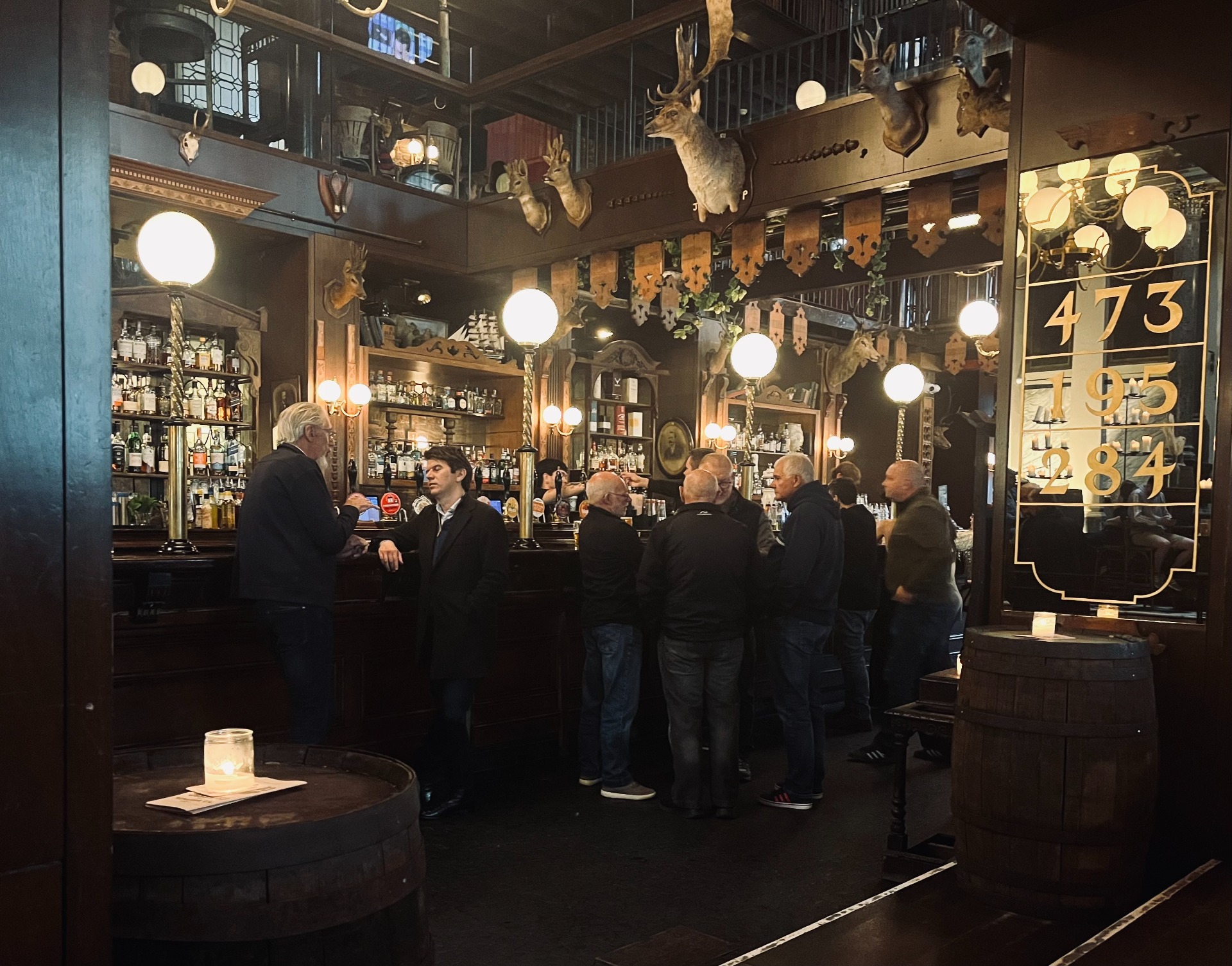 St. Peter's Tavern on valtava. Kuvassa näkyy vain pieni osa. Pubi sijaitsee kolmessa pääkerroksessa, jotka ​​jakautuvat neljään välikerrokseen.