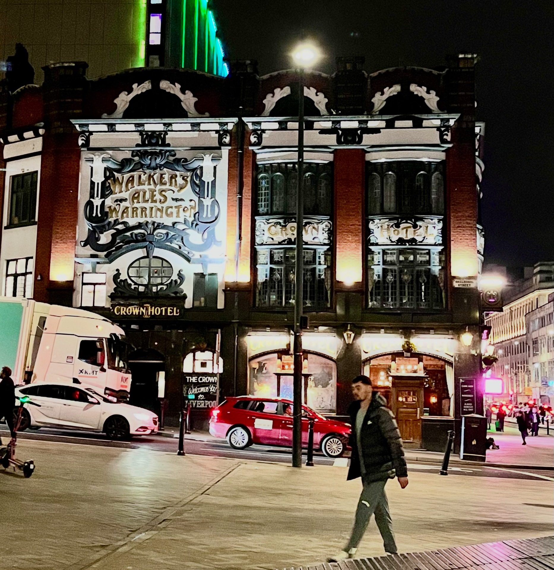 The Crown Hotel on usean matkamiehen ensimmäinen kohde Lime Streetin rautatieaseman reunalla.