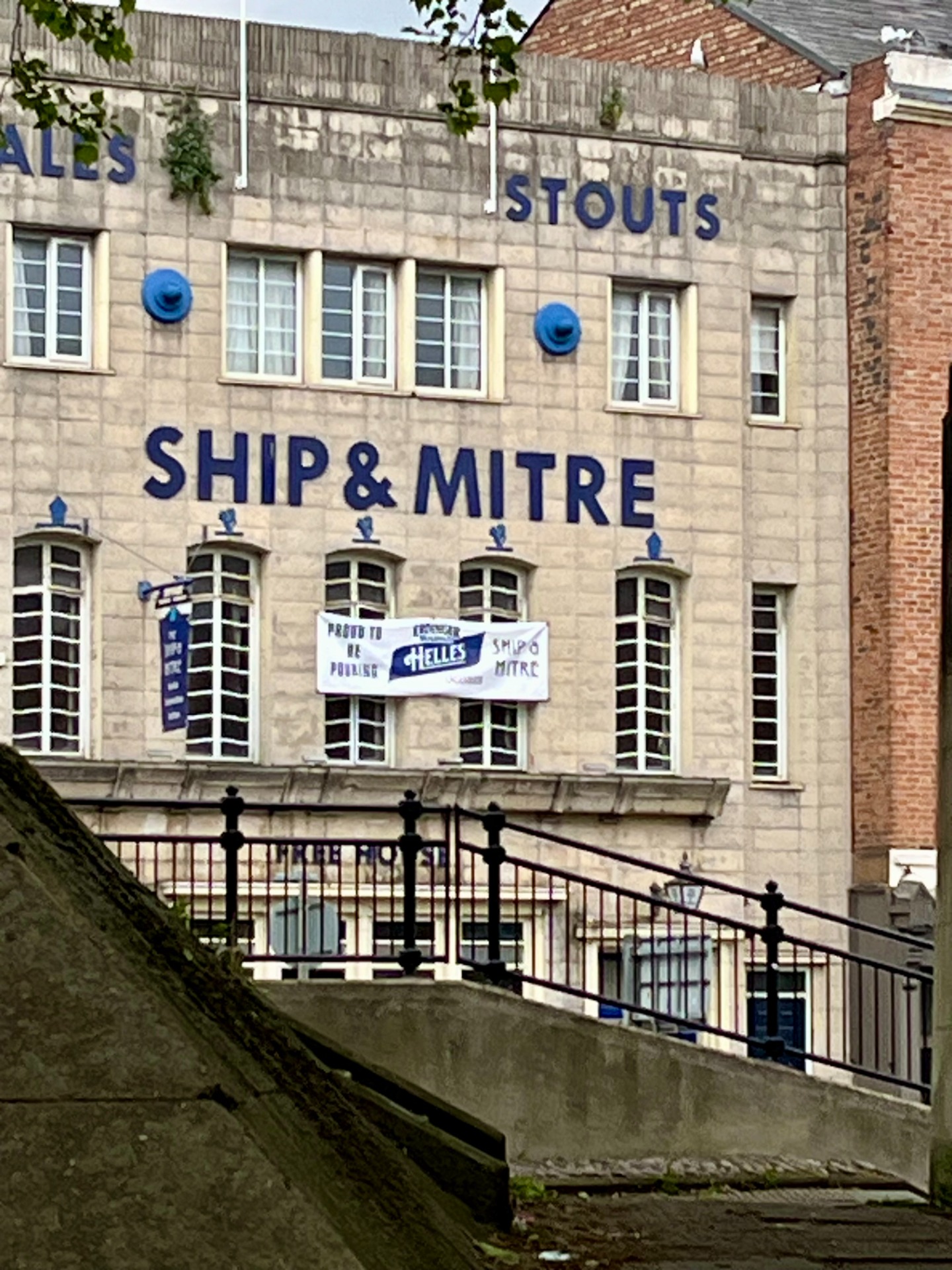Ship & Mitre tunnetaan oluenmetsästäjien kohtauspaikkana.