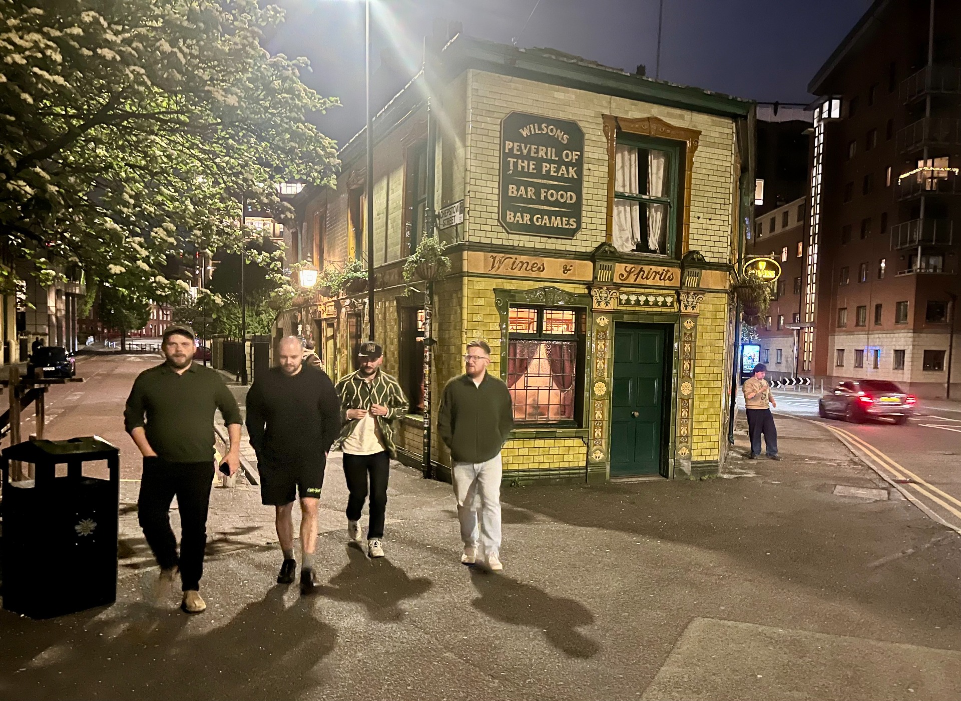 Manchesterin ikoninen pubi Peveril of the Peak. 