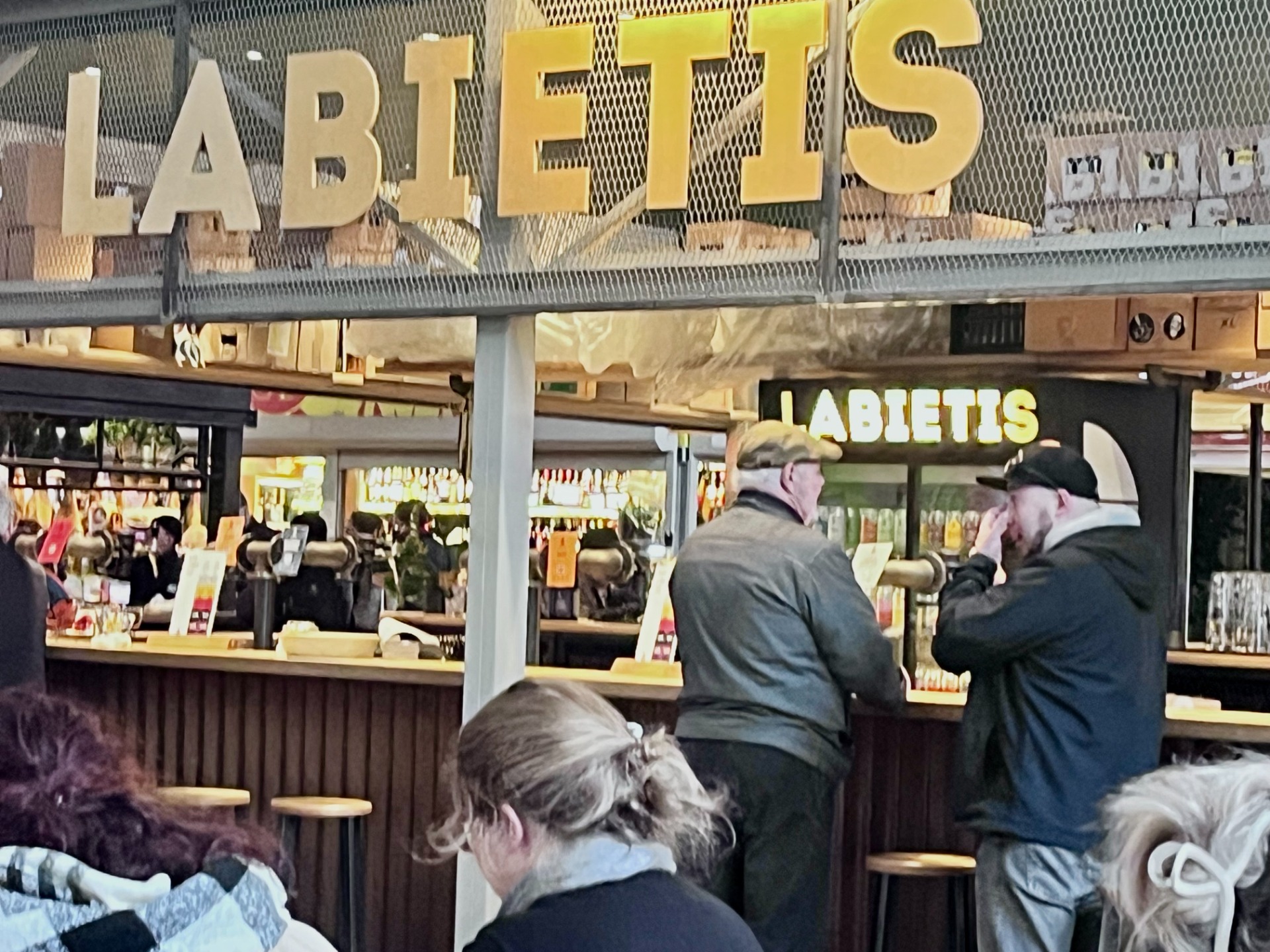 Riian keskustorilta löytyy myös Labietisin baari.